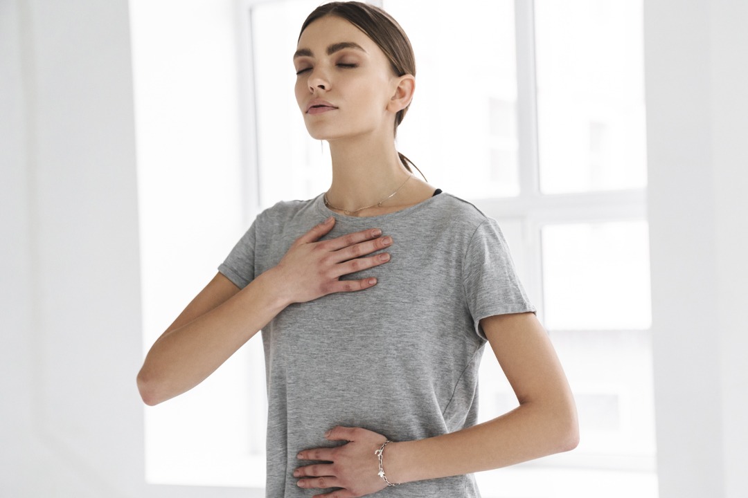 athletic-sportswoman-doing-breathing-exercise-duri-2021-09-03-05-42-28-utc; brust und bauchatmung einfach erklärt