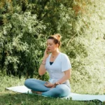 breathing-exercise-yoga-and-meditation-practice-caucasian-young-woman-breathing-with-one-nostril-1024x684; Schnupperkurs Richtig Atmen
