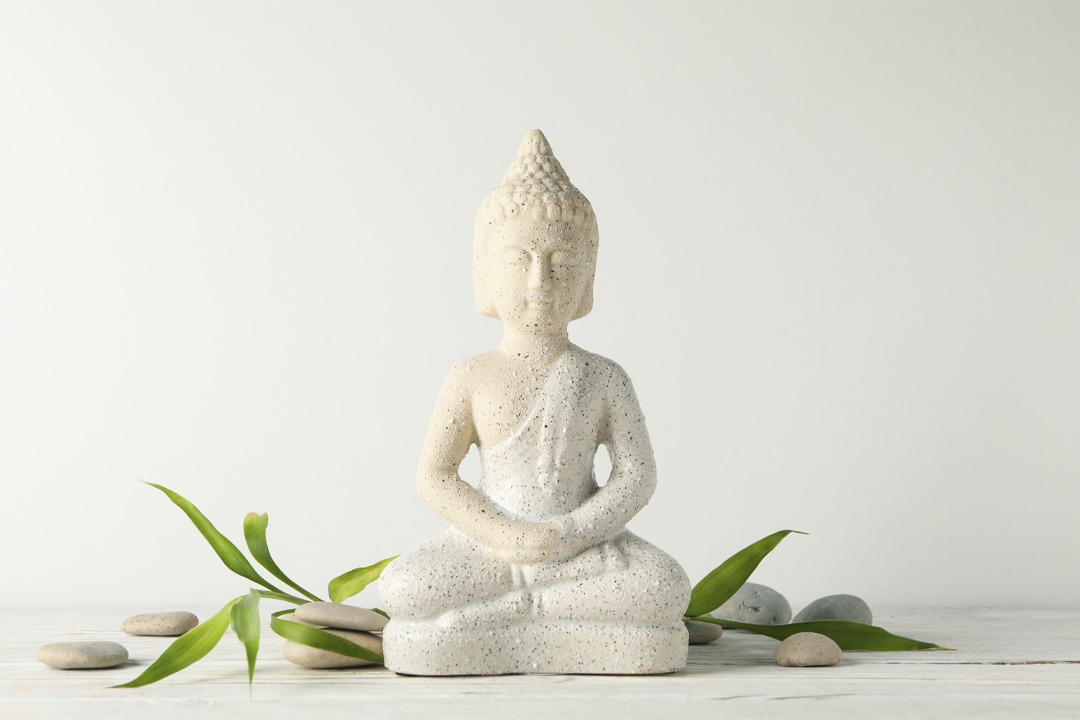 buddha-and-stones-on-wooden-table-zen-concept; Feng Shui; Weisheitslehre