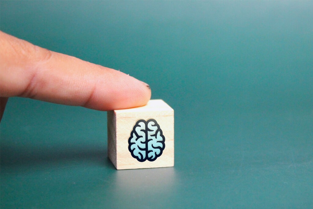 finger-pressing-wooden-cube-with-brain-icon; Parasympathische Nervensystem; Atemkurse; Atemtechniken