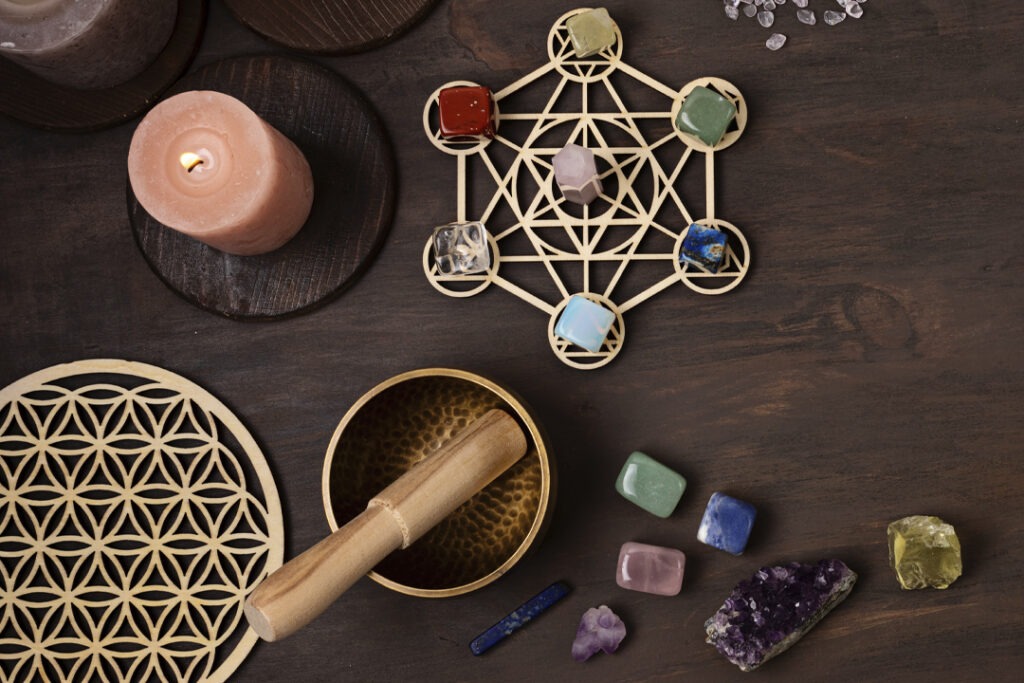 healing-chakra-crystal-grid-therapy-rituals-with-2021-09-03-00-08-34-utc; Kua Zahl, Glücksrichtungen, Chinesische Astrologie