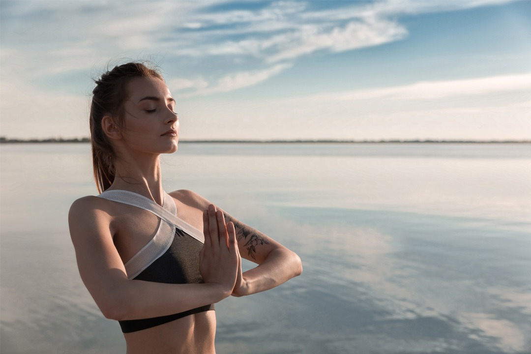 sports-beautiful-woman-at-the-beach-meditation; Lungen stärken; Starke Lunge; Lungenkraft erhöhen, Gesunde Lunge