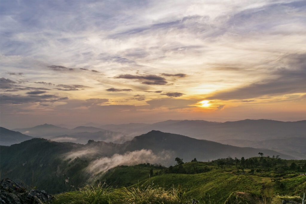 sunset-on-phu-chi-fa-forest-park-2021-08-26-15-42-37-utc; Prana Energie; Chi; Lebensenergie; Feng Shui; Energiefluss; Atemtechnik; Atemübung, Das element Erde