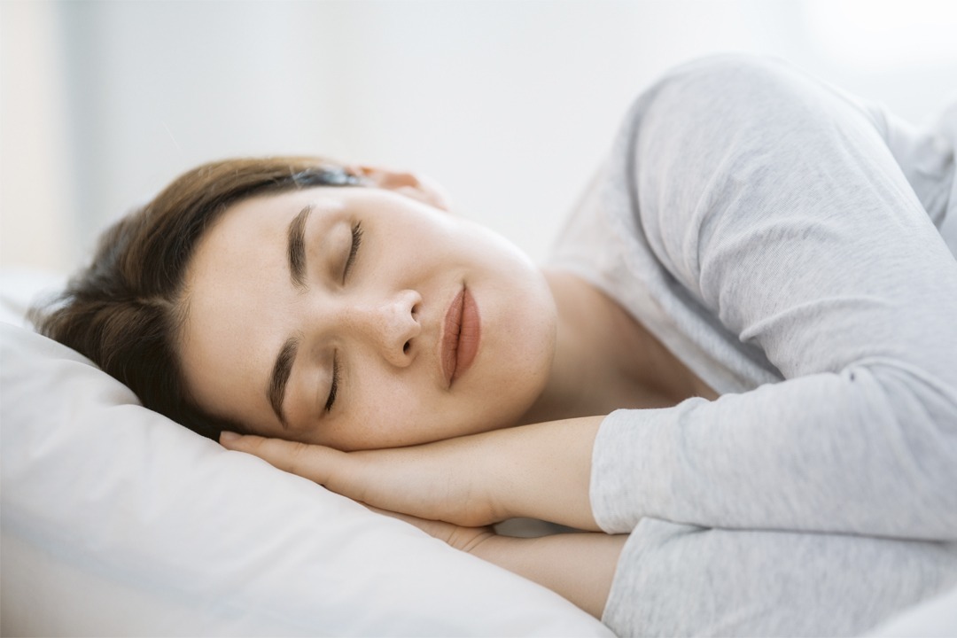 woman-is-sleeping-in-the-bedroom; Besser einschlafen dank deiner Atmung: Die besten Atemübungen zum Einschlafen