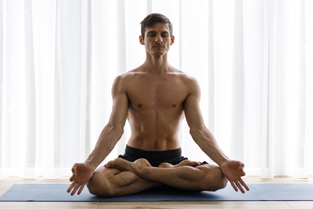 young-strong-man-doing-yoga-meditation-breathing; Mann atemtechnik, Zwerchfell Atemübungen