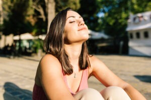 young-woman-breathing-deep-fresh-air, Atemübungen gegen Stress