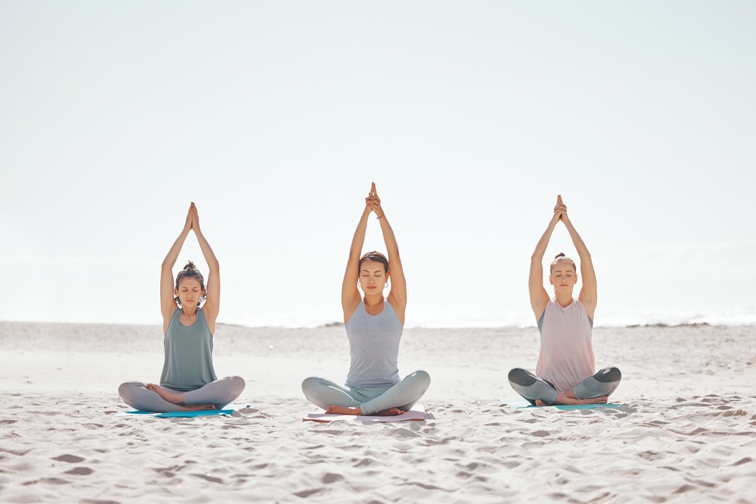 zen-meditation-and-yoga-at-the-beach-with-women; Atemtechniken, SCIO Biofeedback, selbstheilungskräfte aktivieren